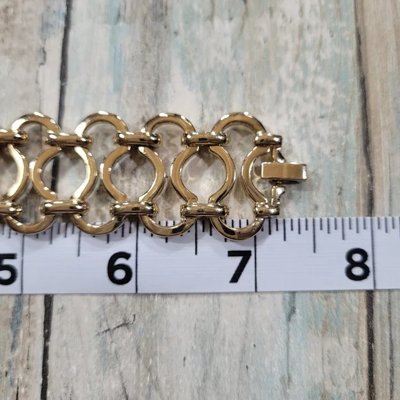 Elegant Gold Bracelet for Women - Picture 5 of 9